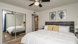 Cozy Arcadia Hideaway wCharm & Style客房内的一张或多张床位
