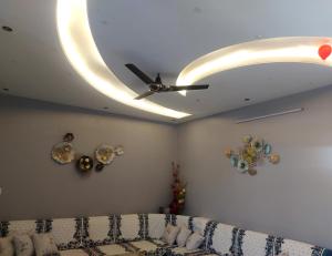 斋浦尔Aradhyas Stay的客厅配有吊扇和沙发。