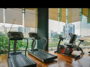 吉隆坡CozyHome Suites @ Casa Residency的窗户前设有3台有氧运动器材的健身房