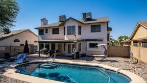 凤凰城North Phoenix 4 Bdrm Vacation Home wPool Games的房屋前有游泳池的房子