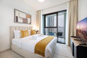 迪拜SmartStay at Downtown Views - Best Burj Khalifa View - Brand New Luxury Apartments的一间卧室设有一张大床和一个大窗户