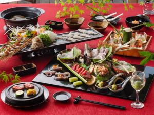 日南TennenOnsen Hinatanoyado Nichinan Miyazaki - Vacation STAY 18651v的红色桌子上带食物盘的桌子
