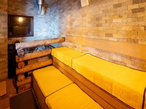 日南TennenOnsen Hinatanoyado Nichinan Miyazaki - Vacation STAY 18651v的配有黄色床单的客房内的两张床