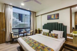伯杰默里Pandav Inn的一间卧室设有一张大床和大窗户