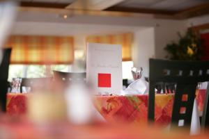 索西姆伊斯帕之家酒店的酒杯桌子和招牌
