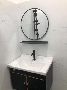 怡保SKYN SMART HOME的一间带水槽和镜子的浴室