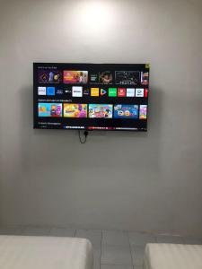 怡保SKYN SMART HOME的墙上的平面电视