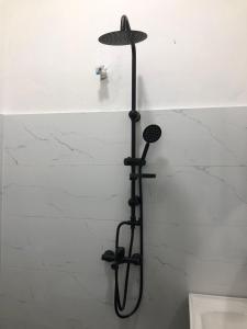 怡保SKYN SMART HOME的带淋浴的浴室(带黑色淋浴喷头)