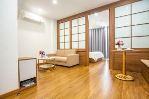 河内Sumitomo 15 Apartment - No 27 Lane 39 Linh Lang Street的客厅配有沙发和椅子