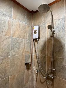 班柯木Rinna Resort的浴室内配有淋浴和头顶淋浴