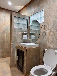 班柯木Rinna Resort的一间带卫生间、水槽和镜子的浴室