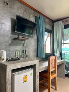 班柯木Rinna Resort的厨房配有台面,墙上配有电视