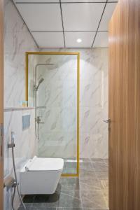 迪拜Newly Built Luxury Apt - Pool的带淋浴、卫生间和盥洗盆的浴室