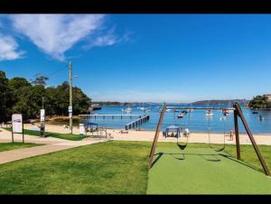 悉尼Little Manly Getaway的享有海滩和水域景致的游乐场