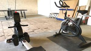 PontlevoyLa Saulainière的一间设有健身房的房间,配有自行车和摄像头