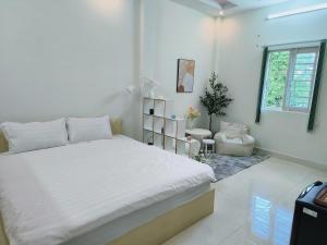 胡志明市Góc Hải Phòng Homestay Q4的卧室配有白色的床和窗户。