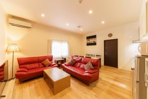 由布市Yufusouin - Vacation STAY 85705的客厅配有两张红色的沙发和一张桌子