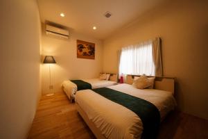 由布市Yufusouin - Vacation STAY 85705的小型客房 - 带2张床和窗户