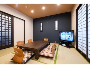 别府BEPPU NO YU TSUKI - Vacation STAY 87965的一间带桌椅和电视的用餐室