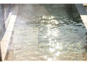 由布市YUHUROTEN YOJYOU NO BI - Vacation STAY 87032的水中反射的池水