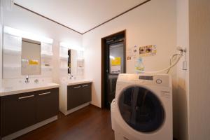 由布市Takanoya Hoshi - Vacation STAY 91923的带洗衣机的浴室(带两个盥洗盆)