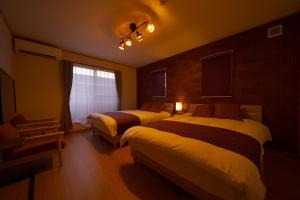 由布市Takanoya Tsuki - Vacation STAY 91942的酒店客房设有两张床和窗户。