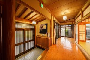 由布市Yumeguri no yakata Yoshinozakura - Vacation STAY 83043v的大楼内带木地板和门的走廊