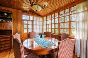 伊兹密特Dreamy Duplex Villa with Huge Garden in Kocaeli的一间带木桌和椅子的用餐室