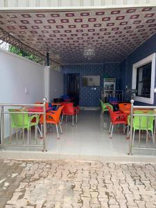 阿奴古Dovan Lodge Enugu的庭院里的一组桌椅