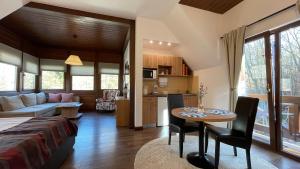 锡纳亚Alfinio Villa的厨房以及带桌子和沙发的客厅。
