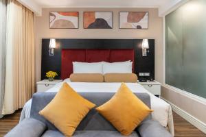 河内Beryl Charm Hotel and Spa的一间卧室配有一张大床和一张沙发