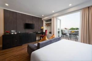 河内Beryl Charm Hotel and Spa的带沙发和电视的客房以及客厅。