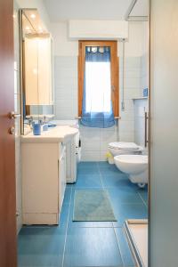 西尼加利亚SE035 - Senigallia, nuovissimo bilocale con ogni comfort的一间带两个盥洗盆和卫生间的浴室