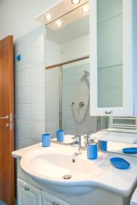 西尼加利亚SE035 - Senigallia, nuovissimo bilocale con ogni comfort的浴室设有白色水槽和镜子