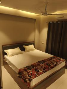达曼Gandhi Villa的一间卧室设有一张带天花板的大床