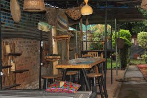鲁亨盖里Amahoro Guest House的一个带凳子和遮阳伞的户外酒吧