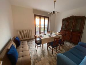 加维拉泰Appartamento Bellavista - Fronte Lago di Varese的客厅配有桌子和蓝色沙发