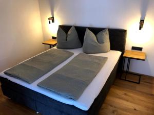 菲伯布伦BERGGLÜCK的一张大床,房间带两个枕头
