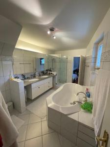 苏黎世Spacious and stylish Apartment in Zurich的大型白色浴室设有浴缸和水槽