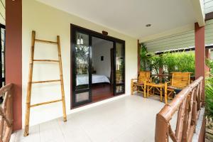 苏梅岛Tropical Heavens Garden Samui的带门廊的客房,配有梯子和床
