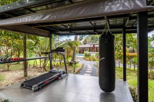 苏梅岛Tropical Heavens Garden Samui的坐在健身房地板上的冲洗袋