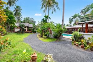 苏梅岛Tropical Heavens Garden Samui的一座带花园和游泳池的房子