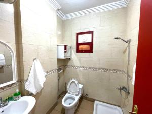 利雅德Al Quba Al Thahbia Hotel Suites 2的一间带卫生间和水槽的浴室