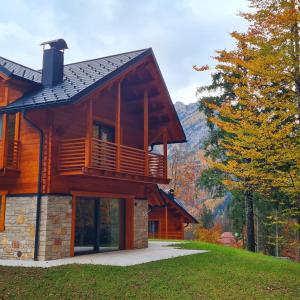 瓦尔布鲁纳Kile Alpine Resort的带阳台的小木屋