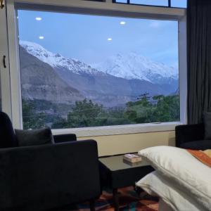 罕萨Royal's Villa by Premiere Inn, Hunza的客房设有山景大窗户。