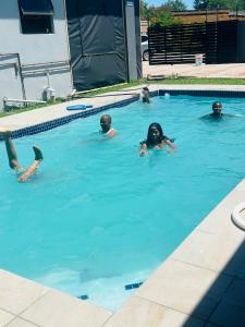 马翁Sewelo inn guesthouse的一群人在游泳池游泳