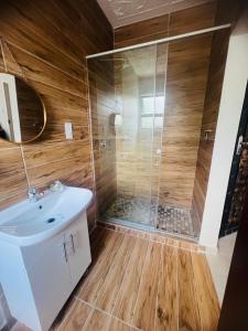 马翁Sewelo inn guesthouse的带淋浴和盥洗盆的浴室