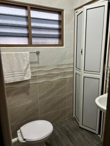 怡保Homestay Hajrah的一间带卫生间、窗户和水槽的浴室