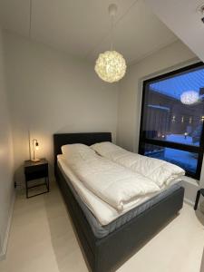 列维Levi Cranberry C1, ski-in ski-out 2 bedroom apartment in Levi center的一间卧室设有一张床和一个大窗户