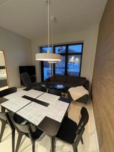 列维Levi Cranberry C1, ski-in ski-out 2 bedroom apartment in Levi center的用餐室以及带桌椅的起居室。